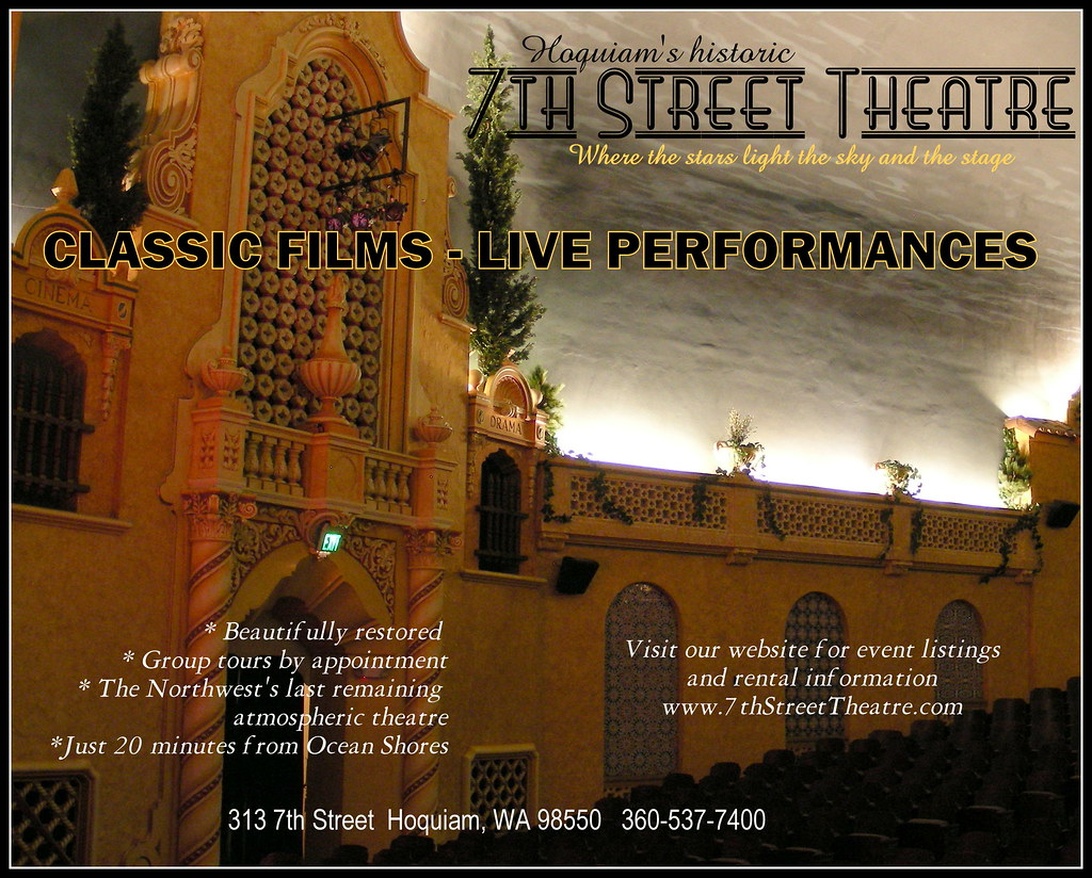En reklamaffisch för Hoquiams historiska 7th Street Theatre som visar teaterns utsmyckade interiörarkitektur. Marknadsföringsmaterialet inkluderar teaterns slogan 'Where the stars light the sky and the stage', erbjudanden ('CLASSIC FILMS - LIVE PERFORMANCES'), bekvämligheter och kontaktinformation inklusive webbplats och telefonnummer för potentiella besökare.
