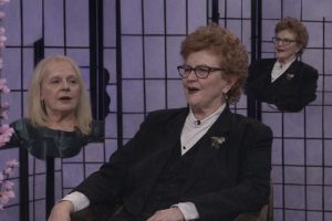 Skådespelare med peruk och tidstypisk frisyr på en teaterscen.